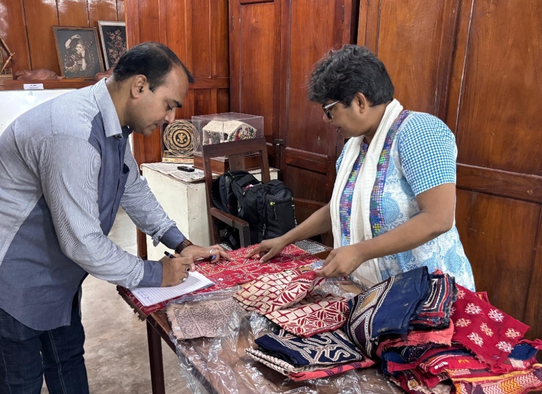 उपेंद्र महारथी शिल्प अनुसंधान संस्थान का शोध के क्रम में अर्चना रंजन का भ्रमण