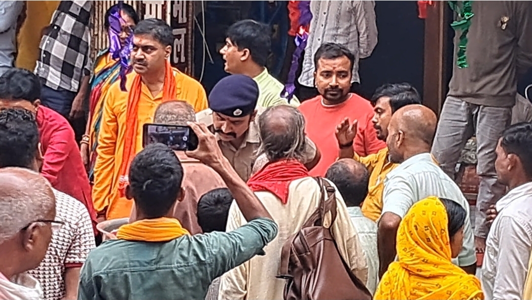 विश्वकर्मा पूजा पर प्रसाद वितरण सम्पन्न