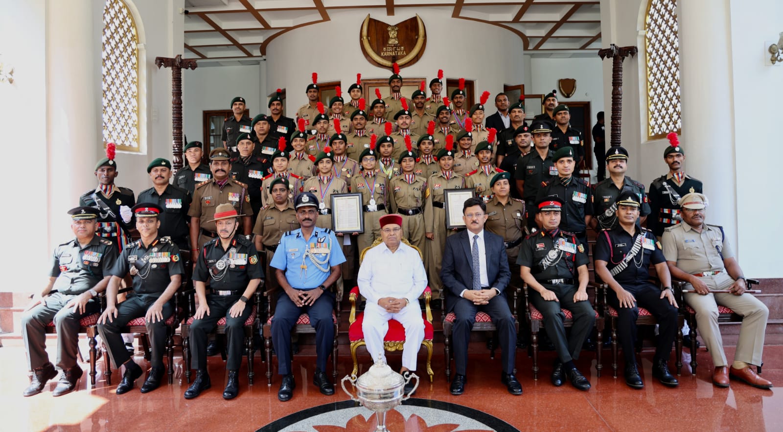 कर्नाटक के राज्यपाल थावर चंद गहलोत नेनेशनल कैडेट कॉर्प्स (एनसीसी) कर्नाटक और गोवा डायरेक्टरेट की शूटिंग टीम को 2025 की इंटर-डायरेक्टोरेट स्पोर्ट्स शूटिंग चैंपियनशिप में शानदार प्रदर्शन व विजय के लिए सम्मानित किया