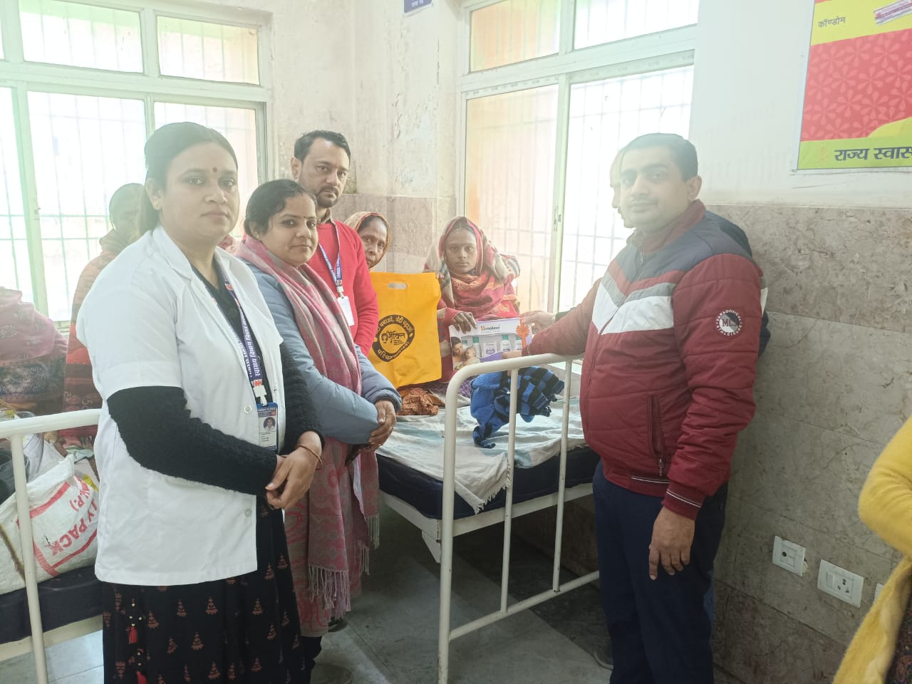 नवजात कन्या शिशुओं को जिला प्रशासन ने संरक्षण किट उपलब्ध कराया