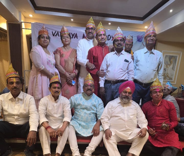 होली मिलन समारोह……….. होली गीत से झुम उठें वाणिज्य के सहपाठी