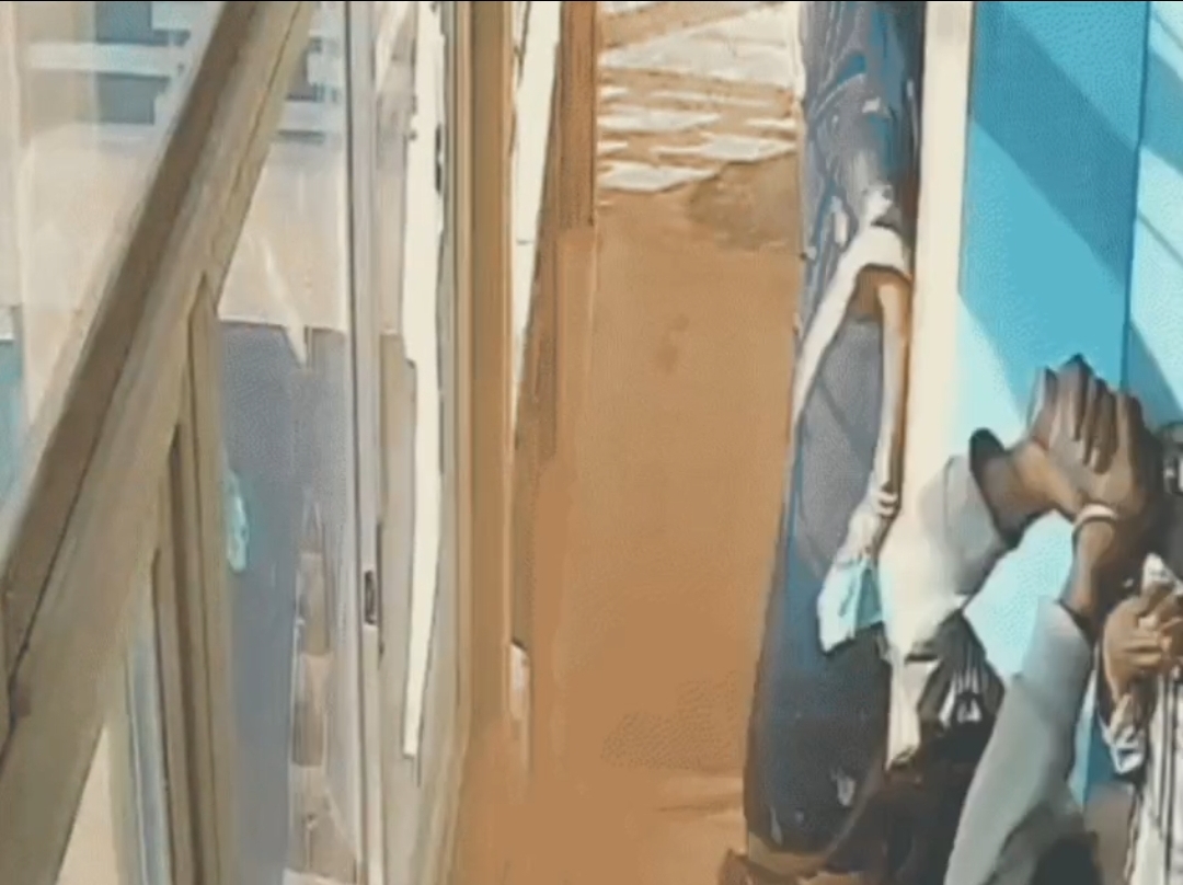 होटल में तोड़फोड़, होटल संचालक ने रंगदारी का आरोप लगा, थाना में शिकायत