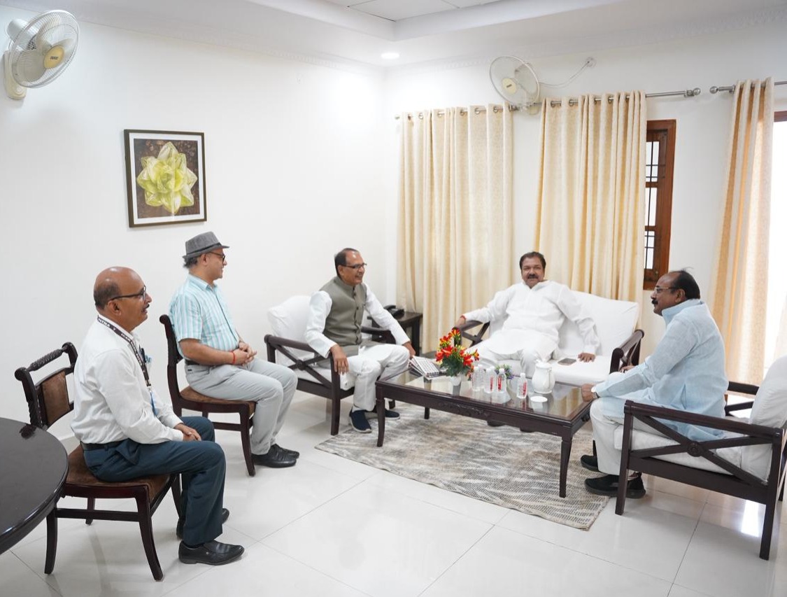 कृषि अनुसंधान परिसर पटना के कार्यकारी निदेशक ने केंद्रीय कृषि मंत्री शिवराज सिंह चौहान से शिष्टाचार भेंट किया से शिष्टाचार भेंट किया