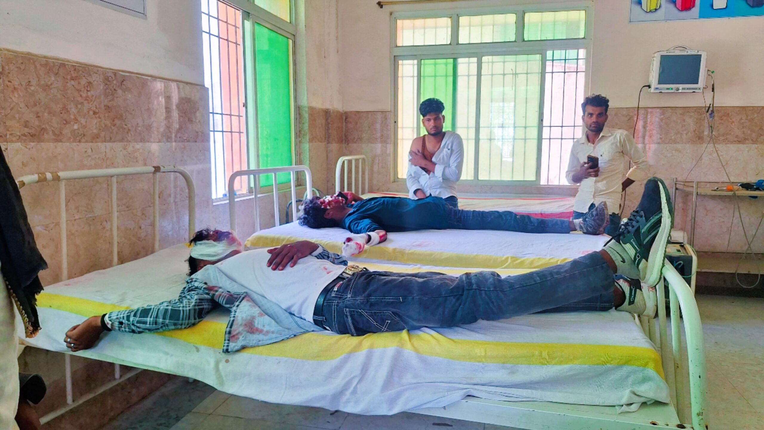 अज्ञात वाहन की ठोकर से तीन युवक घायल, जिनमें एक वर बताया जा रहा