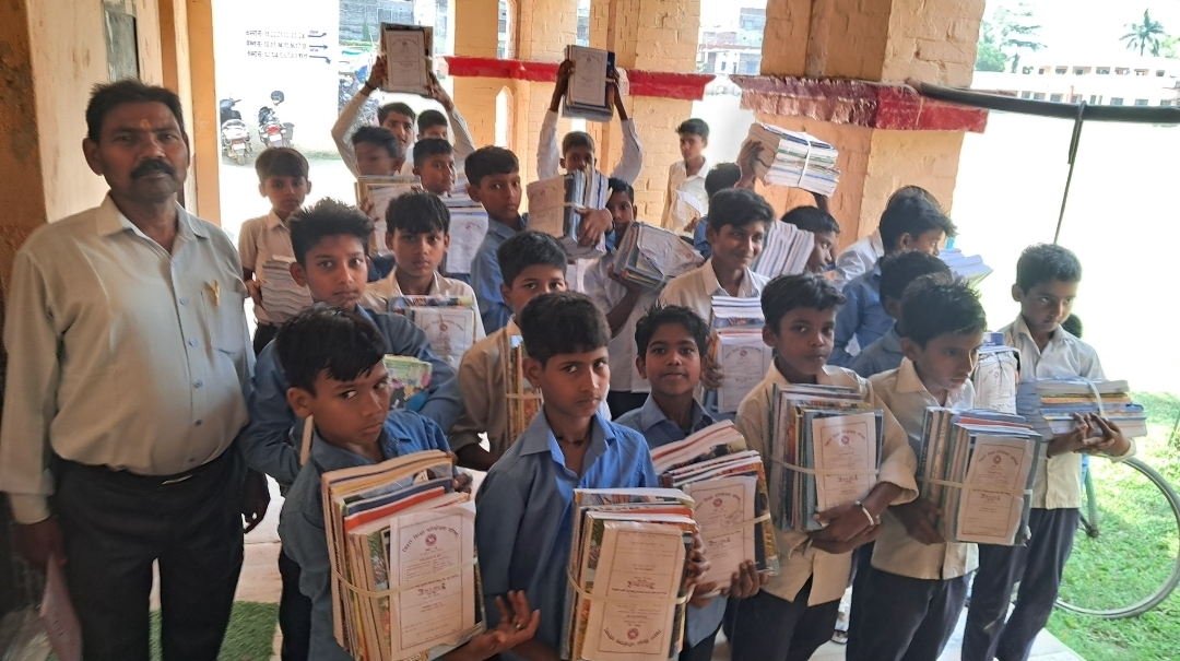 पीएमश्री उच्च विद्यालय में छठी कक्षा के विद्यार्थियों में पाठ्यपुस्तक वितरण किया गया  