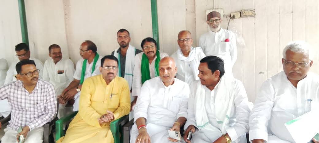 राजद नेताओं की सुरक्षा में कटौती के विरोध में शनिवार को पटना के 10 सर्कुलर रोड पहुँचे राजद नेतागण
