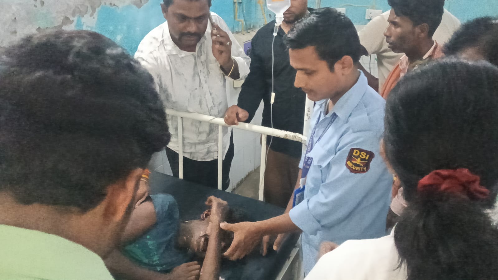 हाई टेंशन विद्युतीय तार की चपेट में खेल रहा किशोर झूलसा, जीएमसीएच बेतिया रेफर