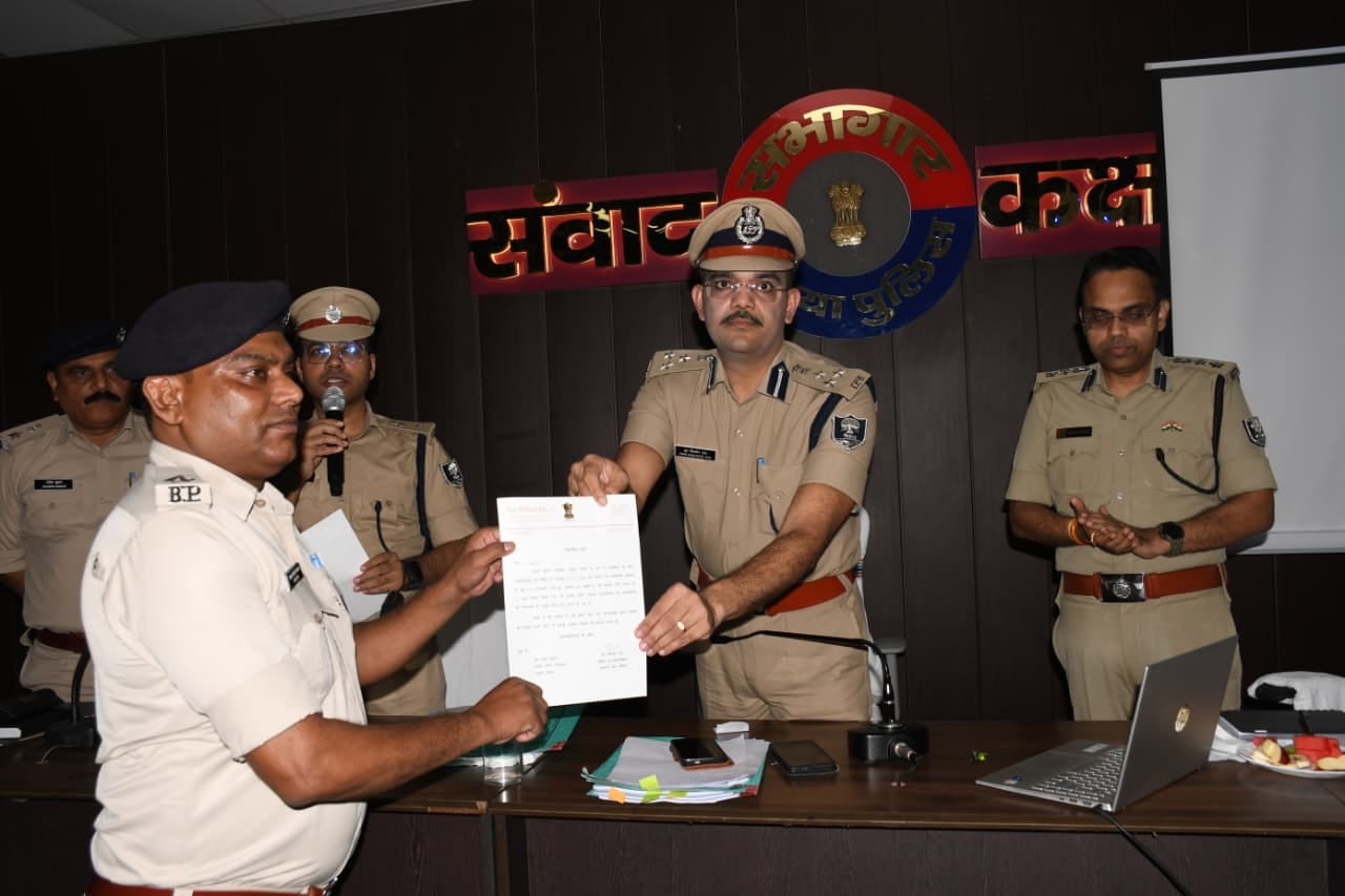चम्पारण प्रक्षेत्र की पुलिस के विशेष अभियान में उत्कृष्ट प्रदर्शन करने वाले पुलिस अंचल मधुबन निरीक्षक मनोज कुमार को डीआईजी हर किशोर राय ने सम्मानित किया 