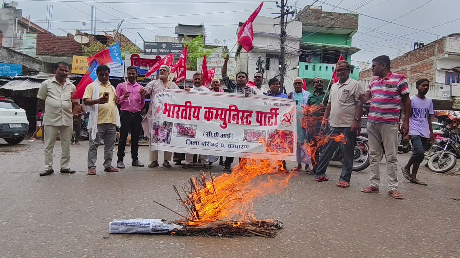 बेतिया में भारतीय विद्यार्थियों और युवाओं के समर्थन और केंद्र सरकार के शिक्षा मंत्री धर्मेन्द्र प्रधान के विरुद्ध रैली और पुतला दहन सम्पन्न  