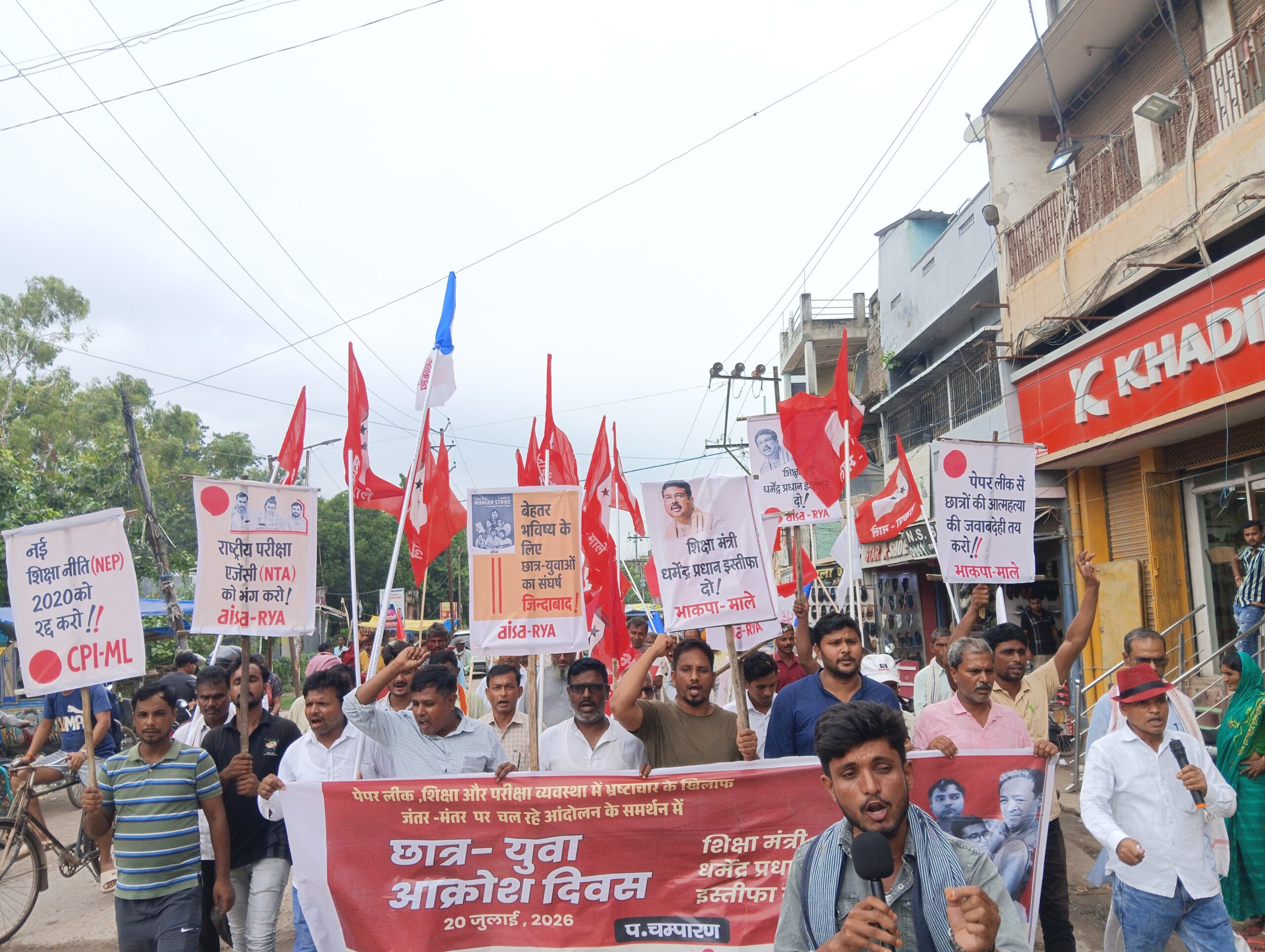 राष्ट्र व राष्ट्र के युवाओं के भविष्य को बचाने के लिए 23 दिन से भूख हड़ताल पर बैठे आइसा नेत्री नेहा, नेता मनीष, अमीन को सलाम