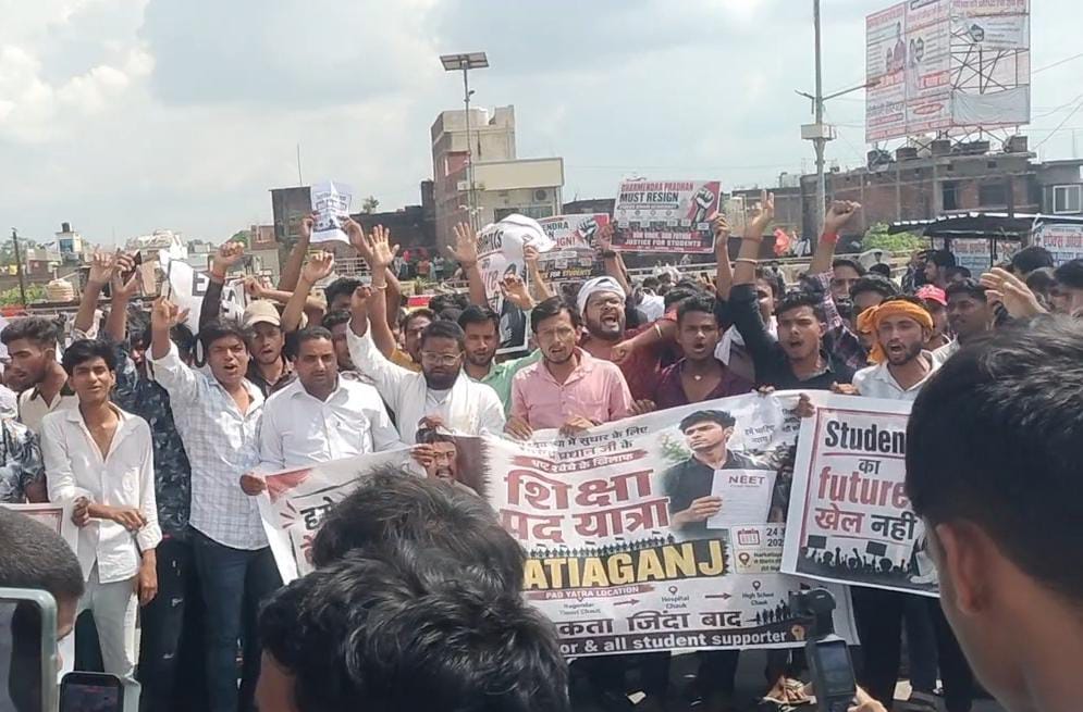 नीट पेपर लीक मामला के दृष्टिगत नरकटियागंज में छात्रों का सड़क पर प्रदर्शन