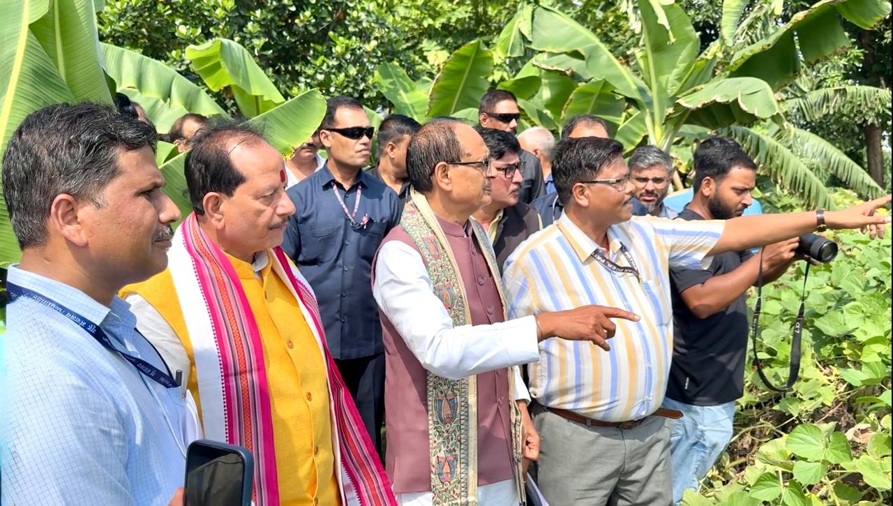 केंद्रीय कृषि मंत्री ने कृषि अनुसंधान परिसर पटना में आई एफ एस मॉडलों का अवलोकन किया