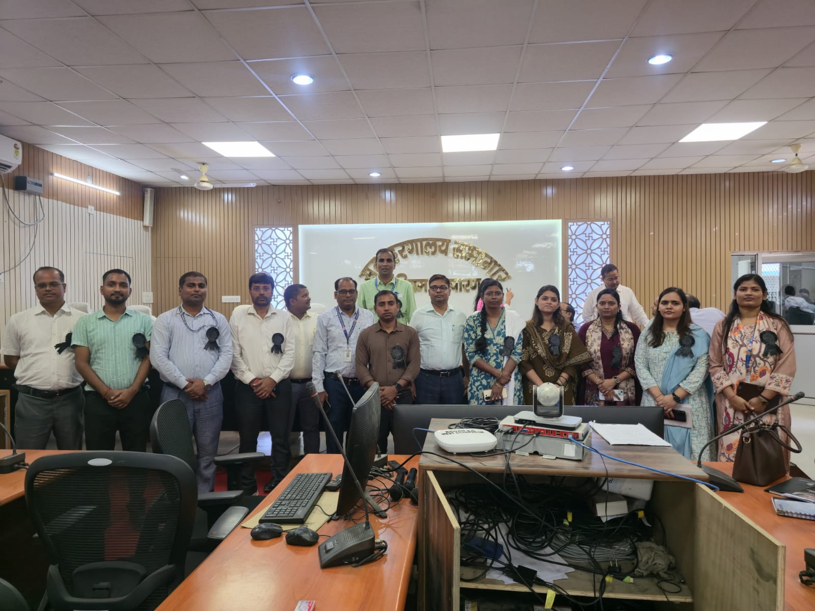 जिला टास्क फोर्स की बैठक में सांकेतिक विरोध के दूसरे दिन आपूर्ति पदाधिकारियों ने काला बिल्ला लगाया