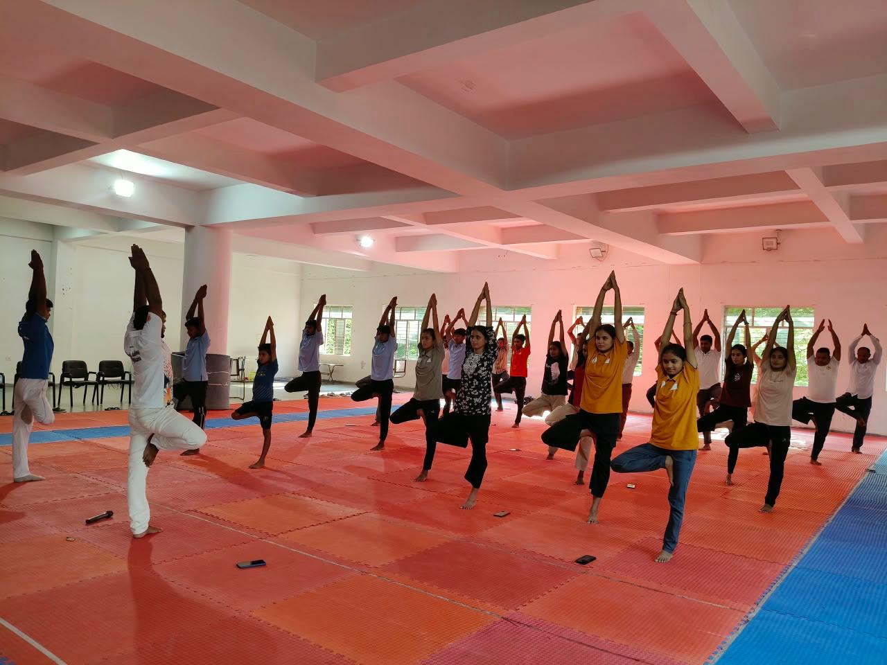राष्ट्रीय खेल दिवस पर खेल महोत्सव के तीसरे दिन योगासन का जलवा